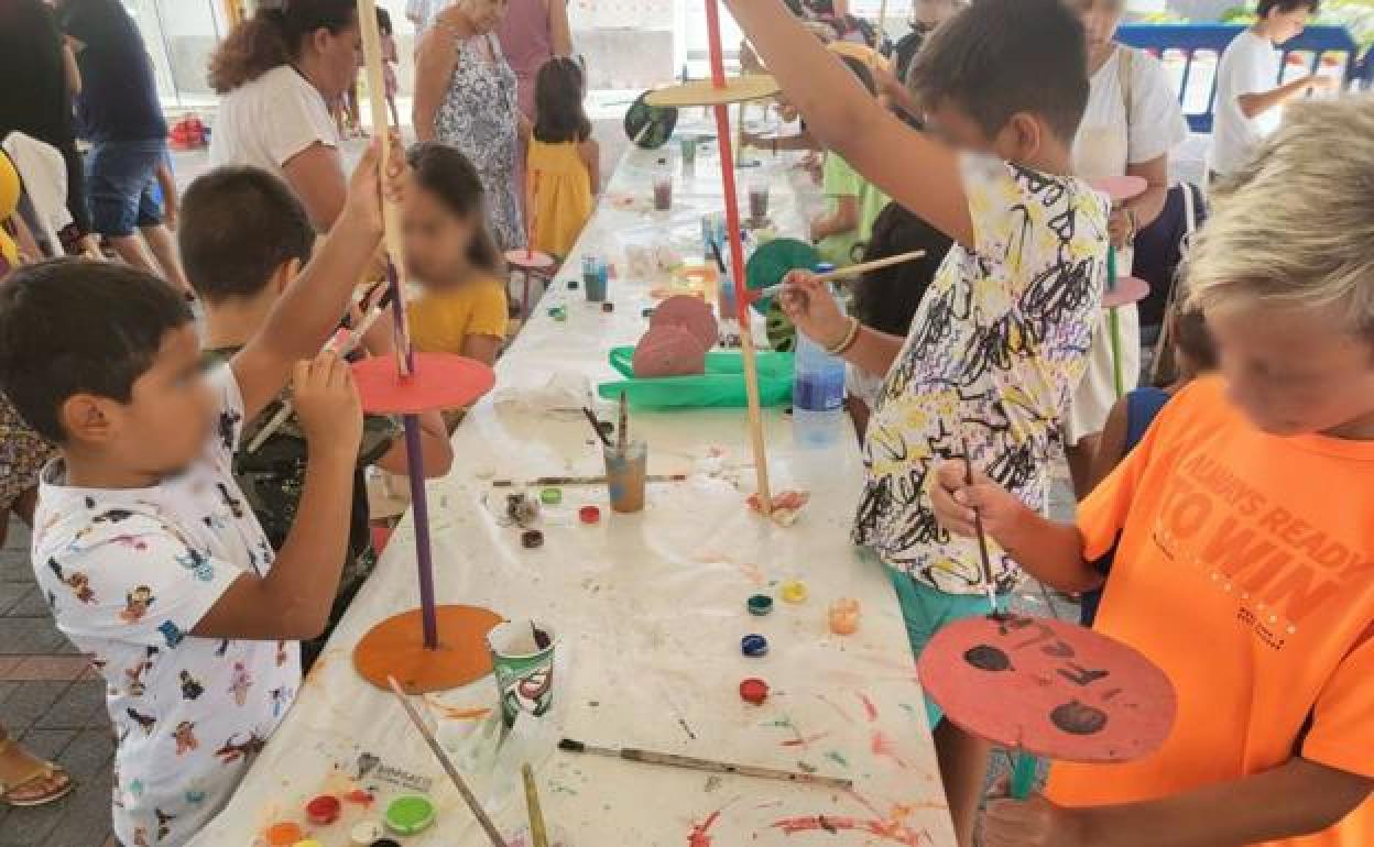 Los talleres sirven para que grandes y pequeños compartan los días previos a estas fechas tan esperadas. 