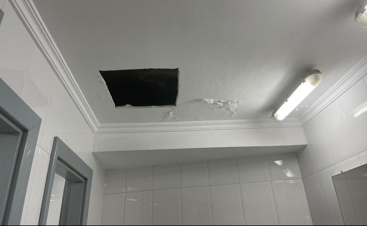 Imagen del agujero que hay en el techo del baño. 