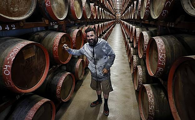 Iván Sevillano, cantante de Huecco, firma una barrica en la destilería de Ron Arehucas. 