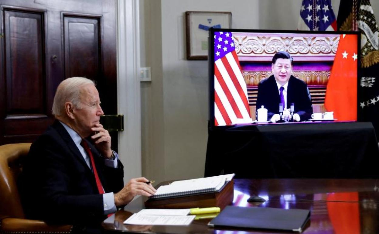 El presidente estadounidense, Joe Biden, y su homólogo chino, Xi Jinping, en una conversación telemática el pasado noviembre.