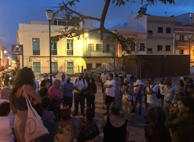 Imagen secundaria 1 - Arriba, la obra. Sobre estas líneas, la concentración del Foro y una pintada contra la obra. 