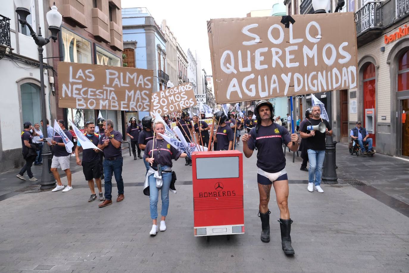 Fotos: Los bomberos, en pañales