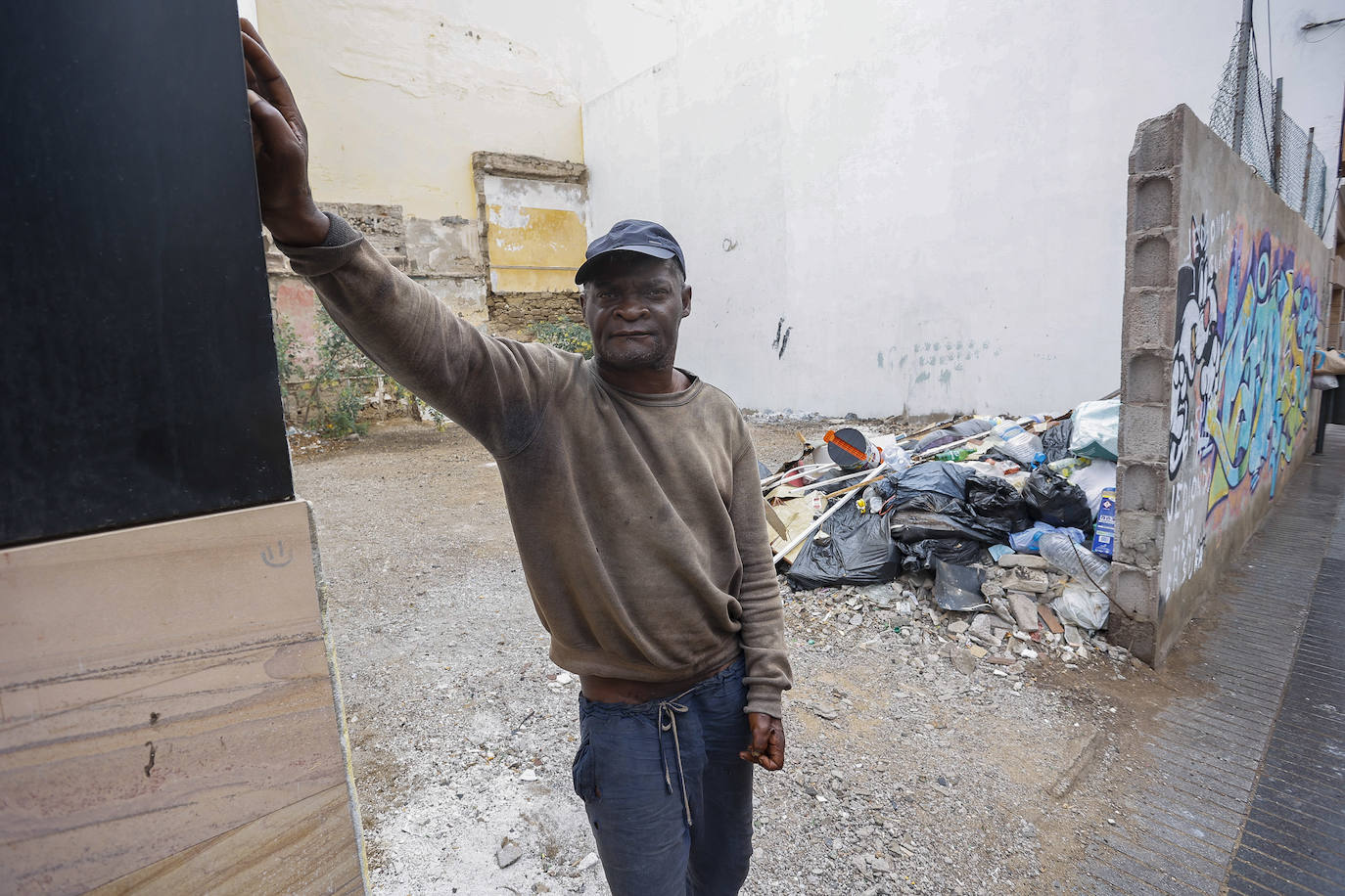 Broun ha depositado toda la basura en una esquina del solar. 