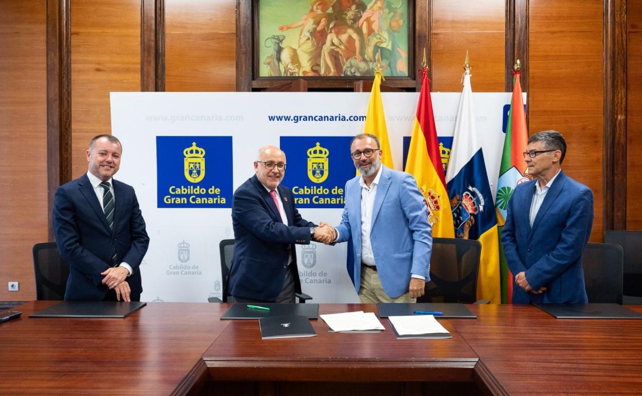 Presidente del Cabildo y alcalde de Santa Lucía firmaron el convenio. 