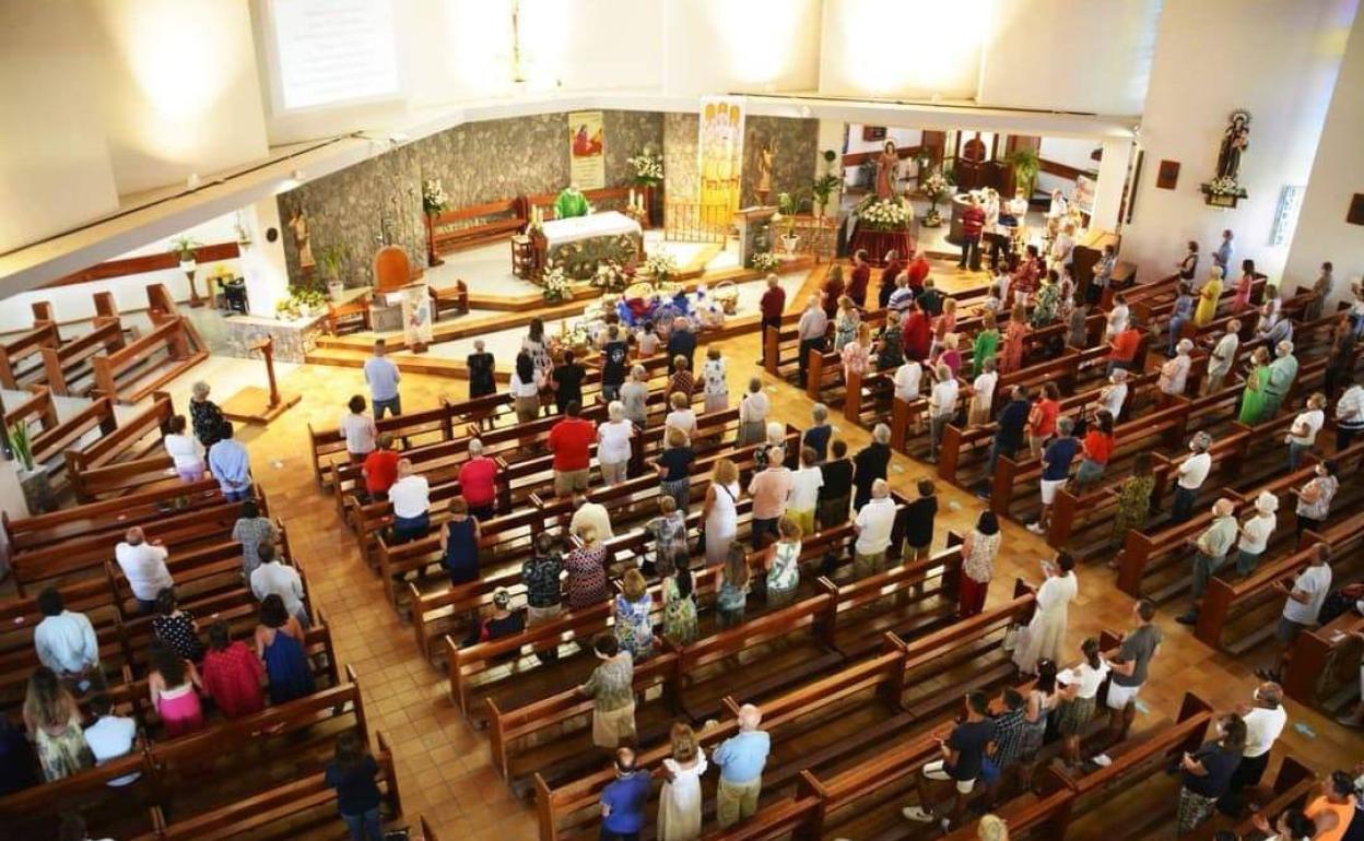 Vista del interior de la iglesia durante la misa en honor de Santa Marta. 