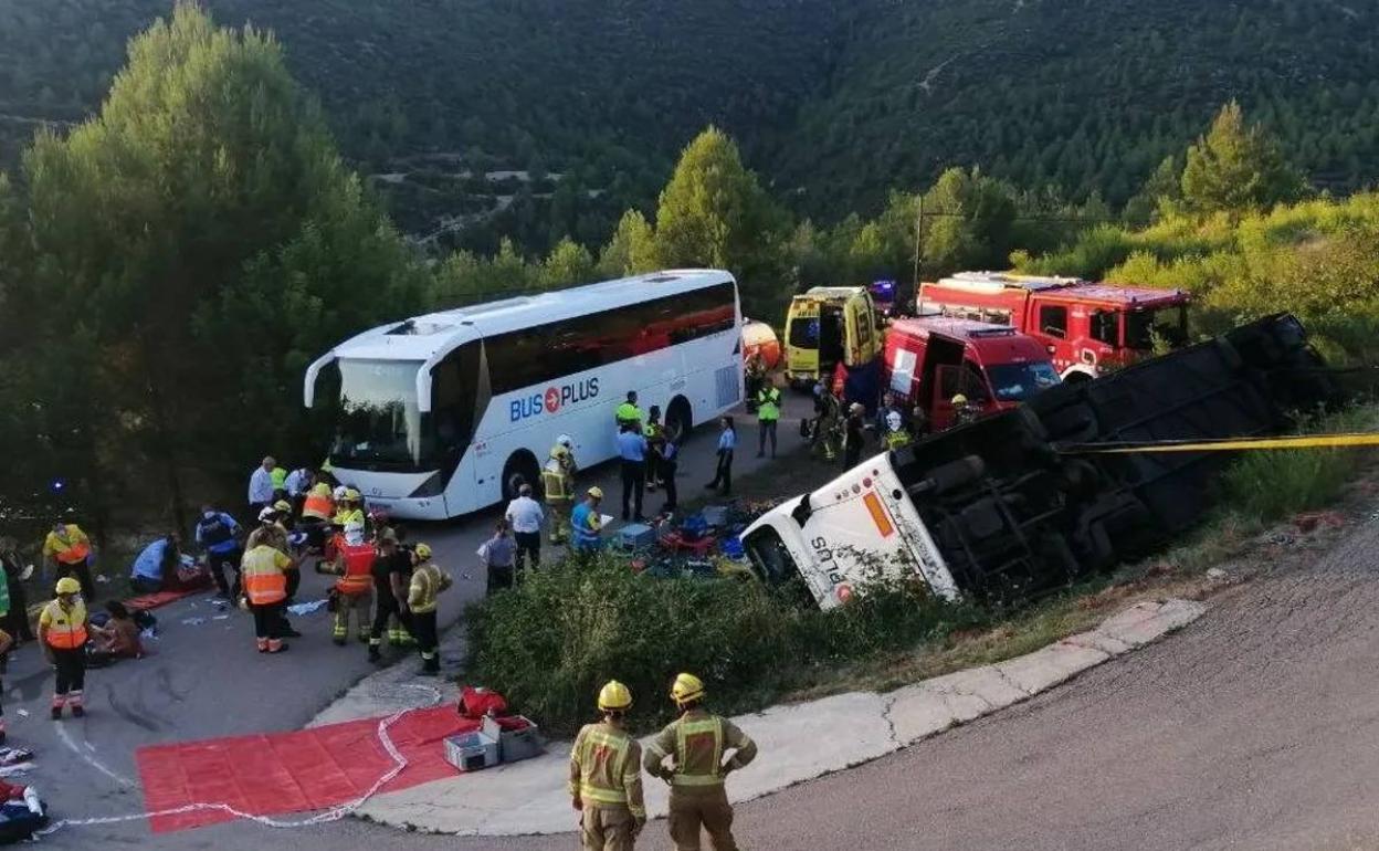 Labores de rescate junto a la guagua accidentada. 