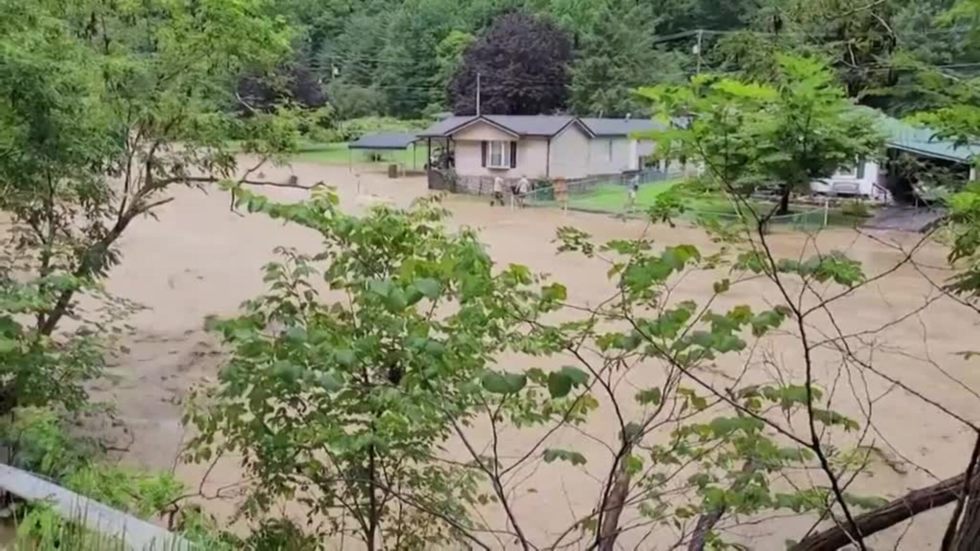 La desesperanza se apodera de los vecinos de Kentucky tras las "devastadoras" inundaciones