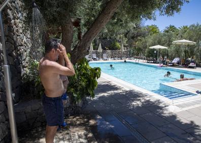 Imagen secundaria 1 - Imágenes de varios usuarios disfrutando de un chapuzón el año pasado.