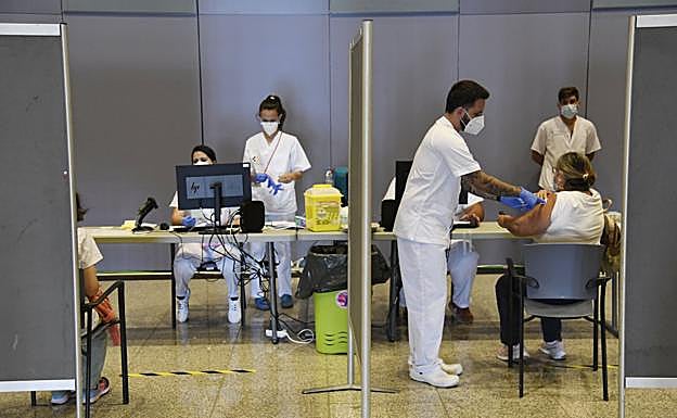 Canarias prepara la campaña de la cuarta dosis con la vacunación covid en las islas estancada 