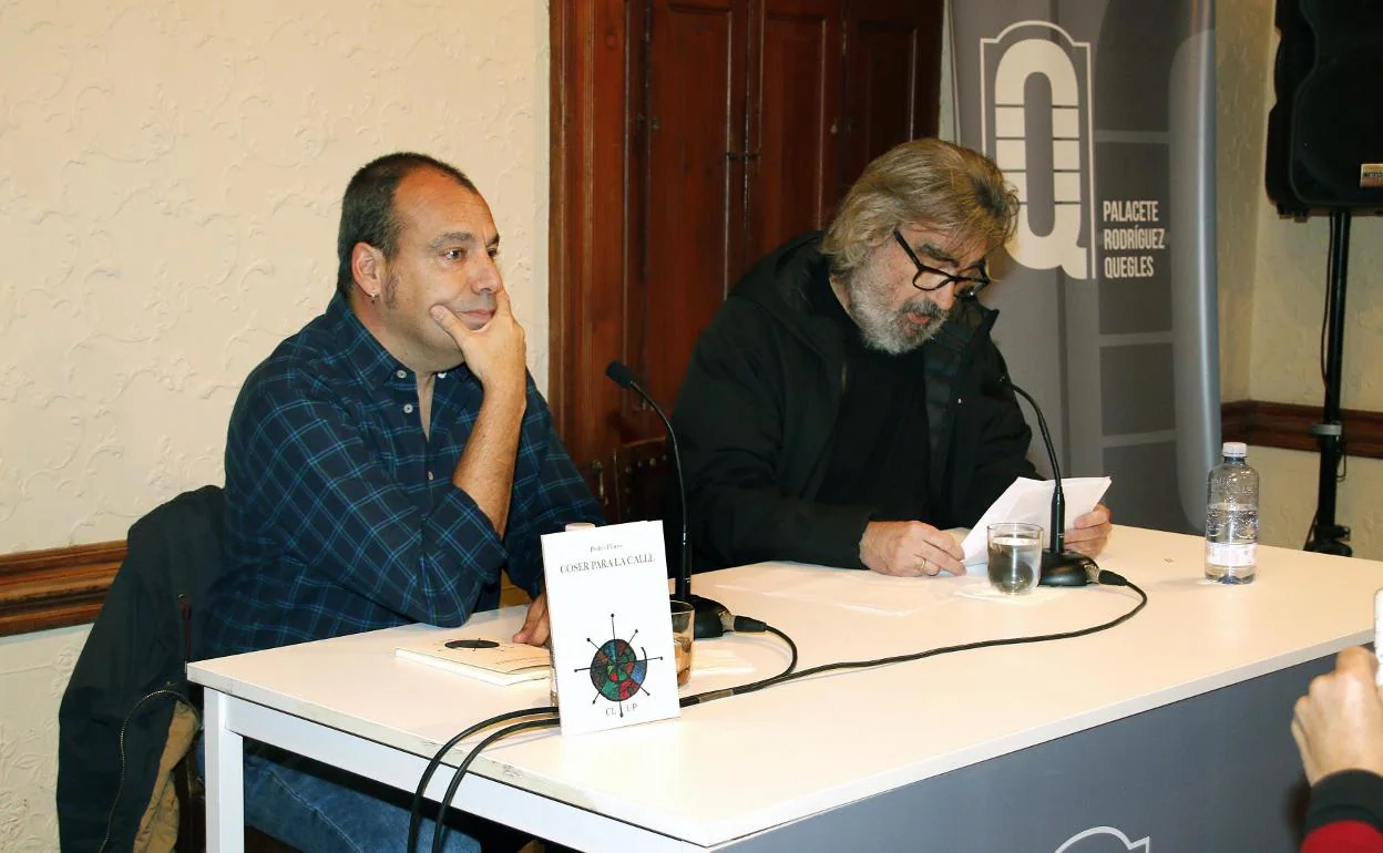 Pedro Flores (izquierda) junto a un ejemplar de 'Coser para la calle', junto a Frank González, en la presentación de 2018 en el Rodríguez Quegles. 