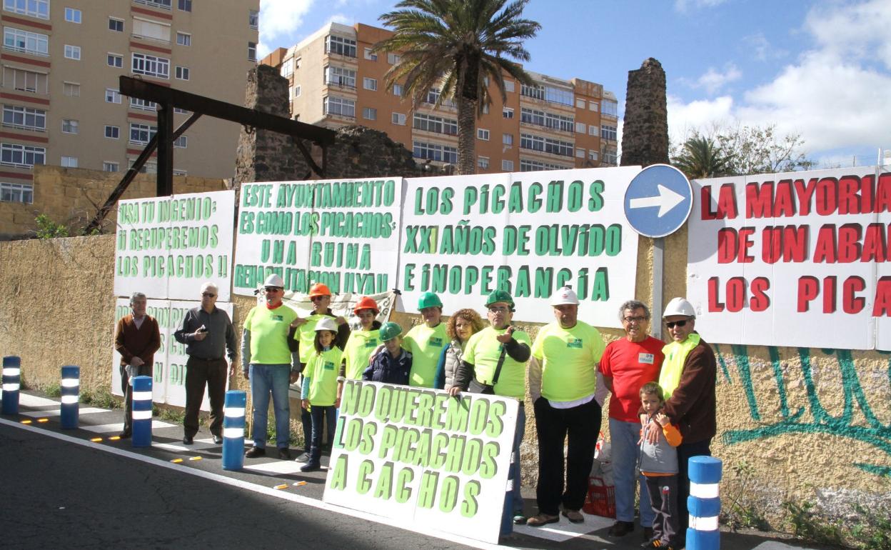 Imagen de archivo de una protesta organizada por el Colectivo Ecologista Turcón delante de los restos del ingenio azucarero de Los Picachos. 