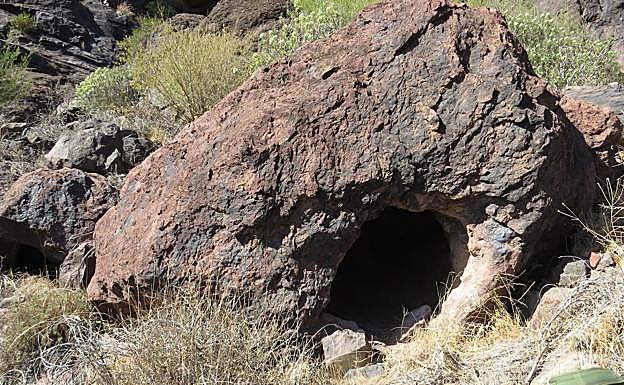 Imagen principal - Fotos del hallazgo y del contexto en el que apareció. 