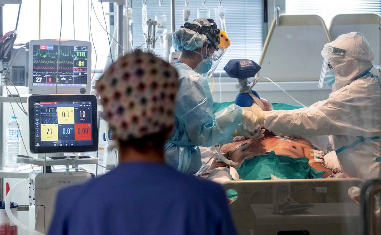 Imagen de archivo de unas enfermeras atendiendo a un paciente con covid. 