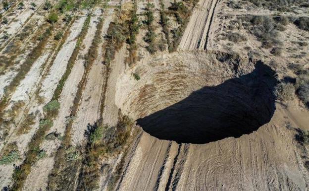 Chile estudia la aparición de un enorme socavón cerca de una mina de cobre