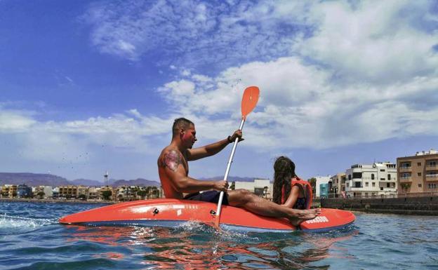 Las actividades acuáticas se multiplican estos días de calor en las playas grancanarias. 