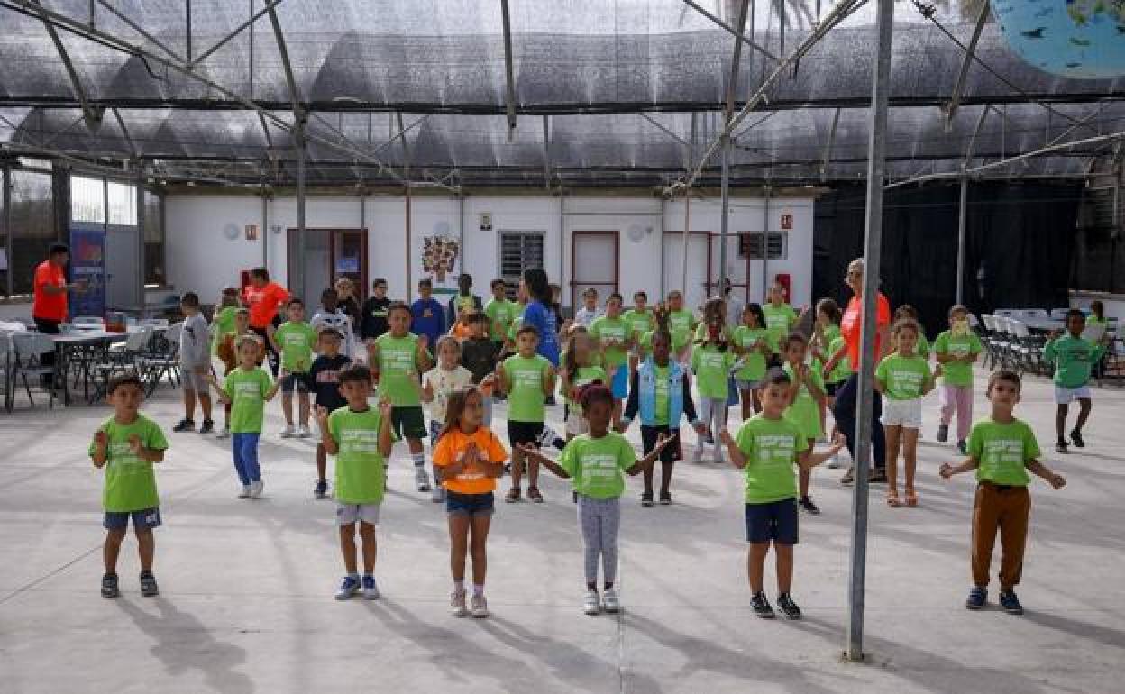 Los niños y niñas comienzan la mañana con alegría cantando y bailando. 