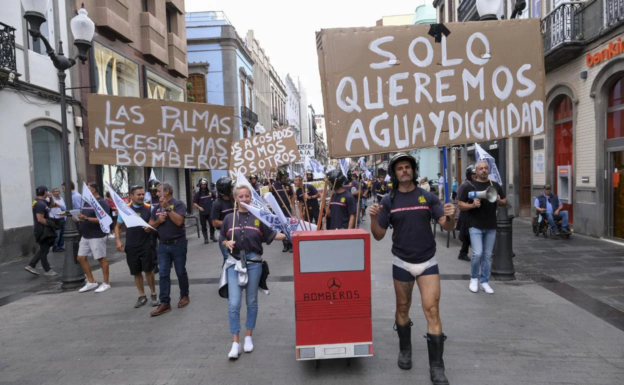 Manifestación de bomberos por Triana el viernes pasado. 