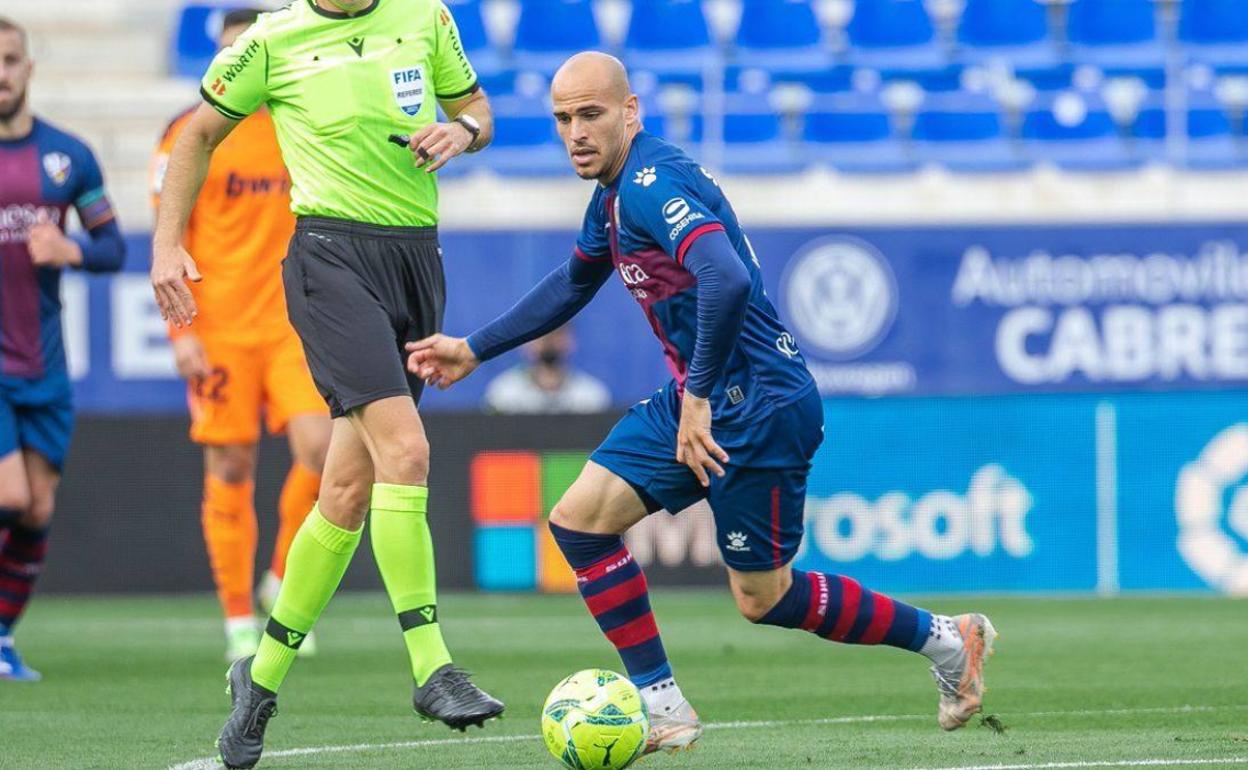 Sandro, durante un partido con la camiseta del Huesca. 