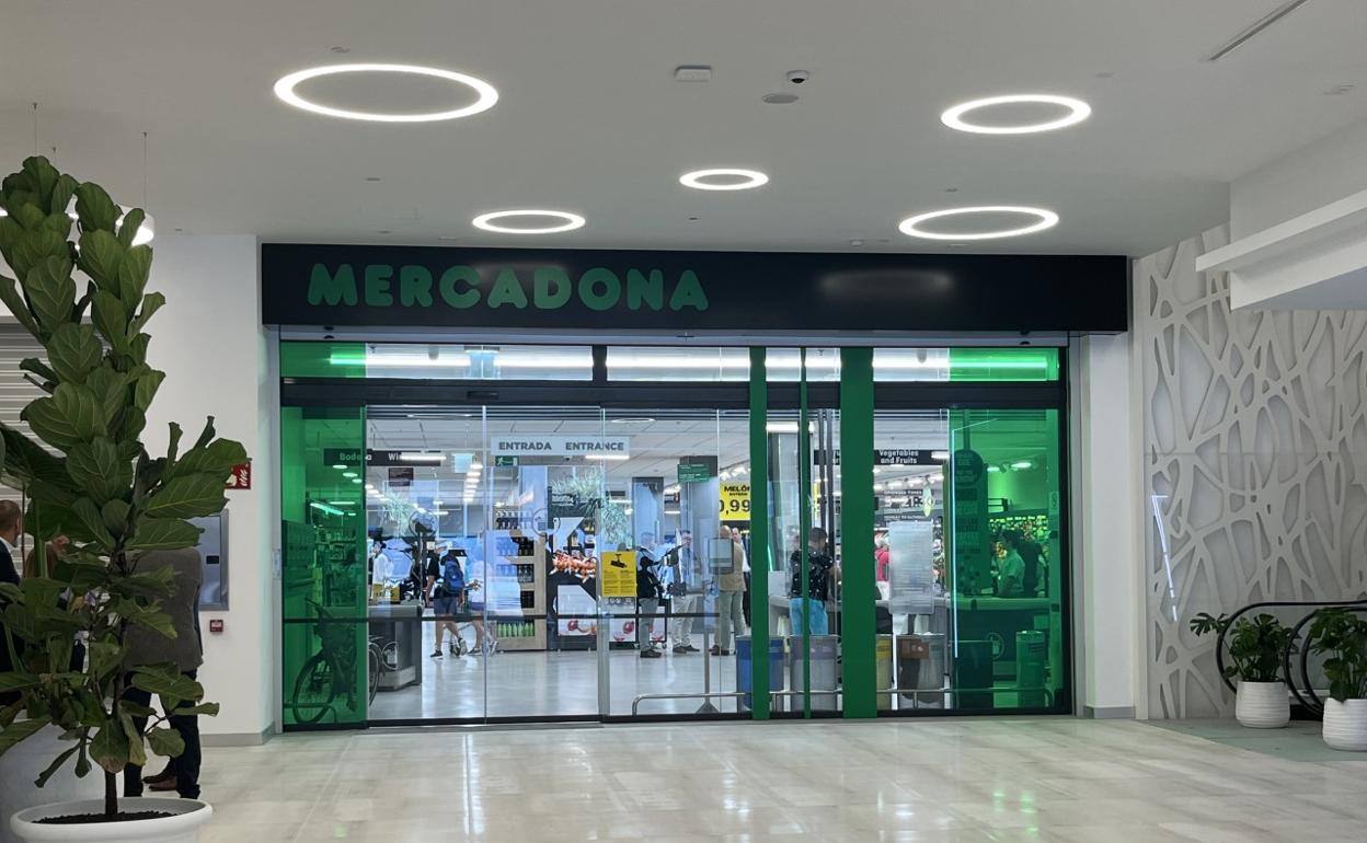 Entrada de la cuarta tienda de la cadena de supermercados, en el centro comercial La Perla, en la localidad turística de Puerto del Carmen. 