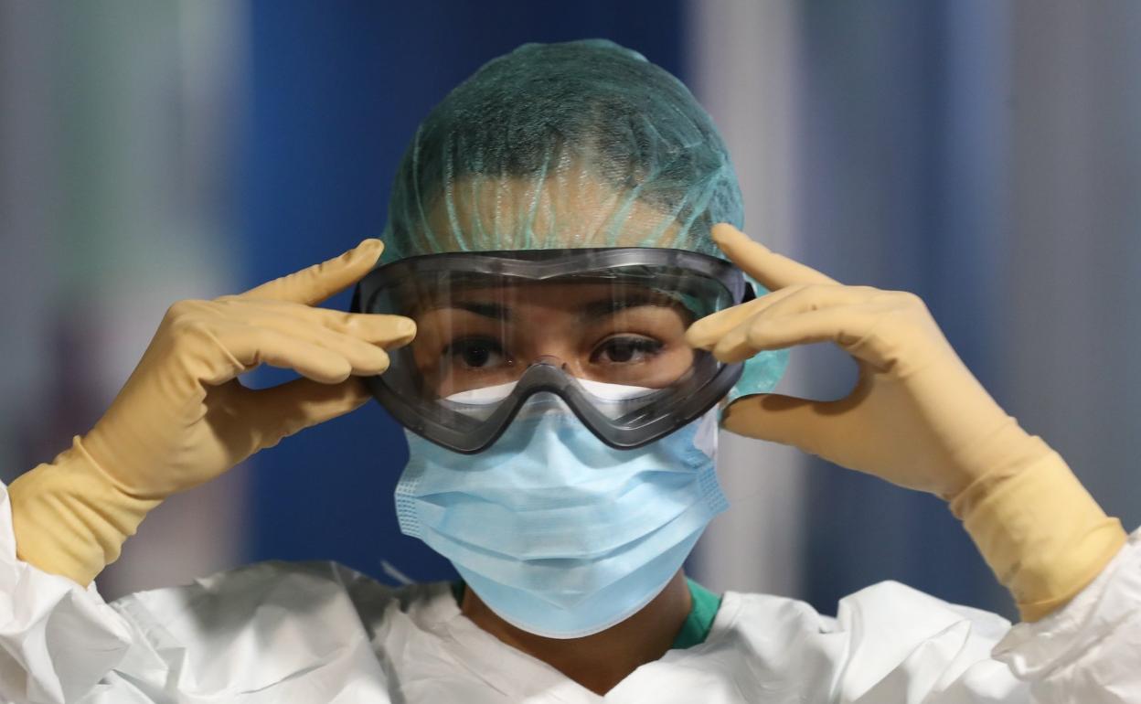 Foto de archivo de una sanitaria de la UCI del complejo hospitalario Insular Materno Infantil de Gran Canaria. 