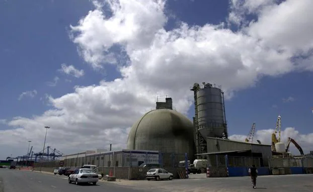 Instalaciones de la fábrica de cemento situada junto al puerto de Santa Águeda. 