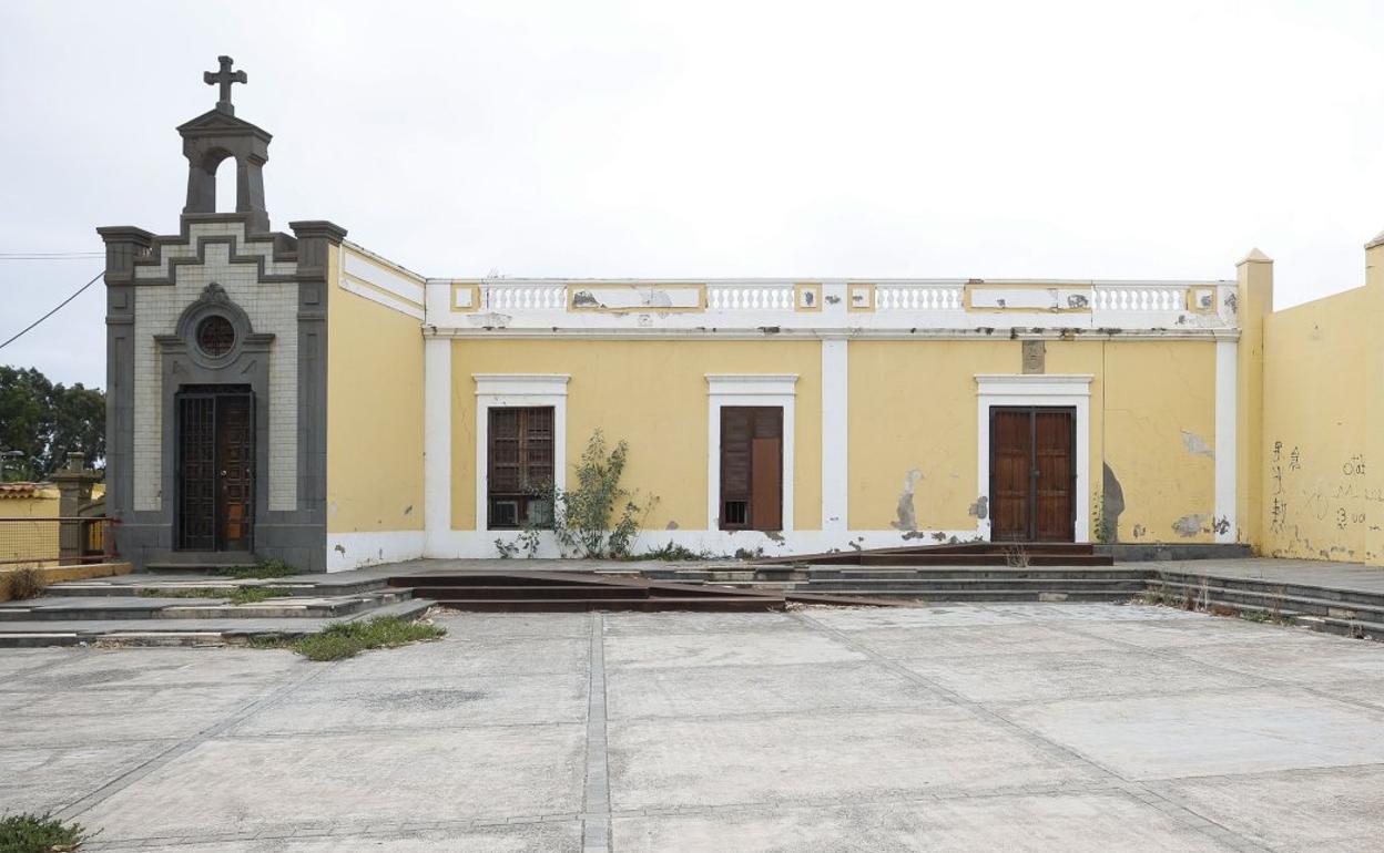 El Consistorio ha dejado pasar los años sin evitar que más gente se meta en las deplorables habitaciones de la casona. 