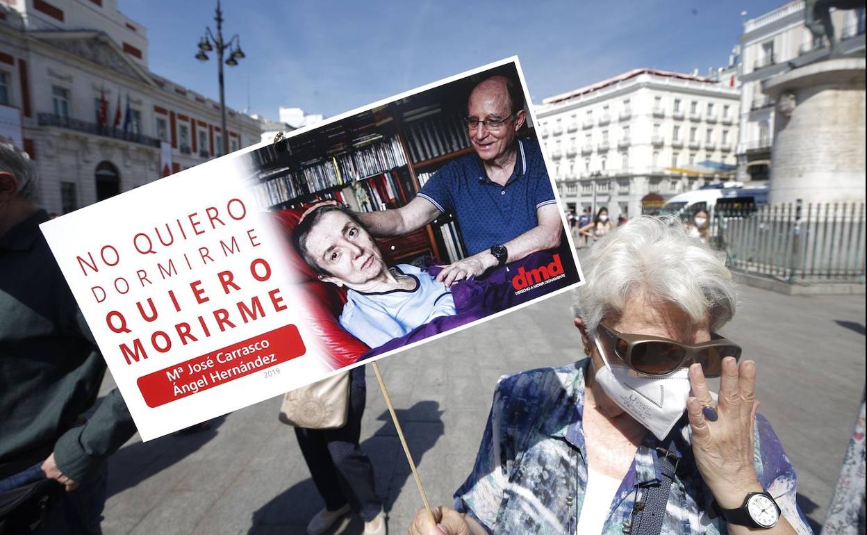 Activistas de la plataforma Derecho A Morir Dignamente celebran la entrada en vigor de la ley de eutanasia.