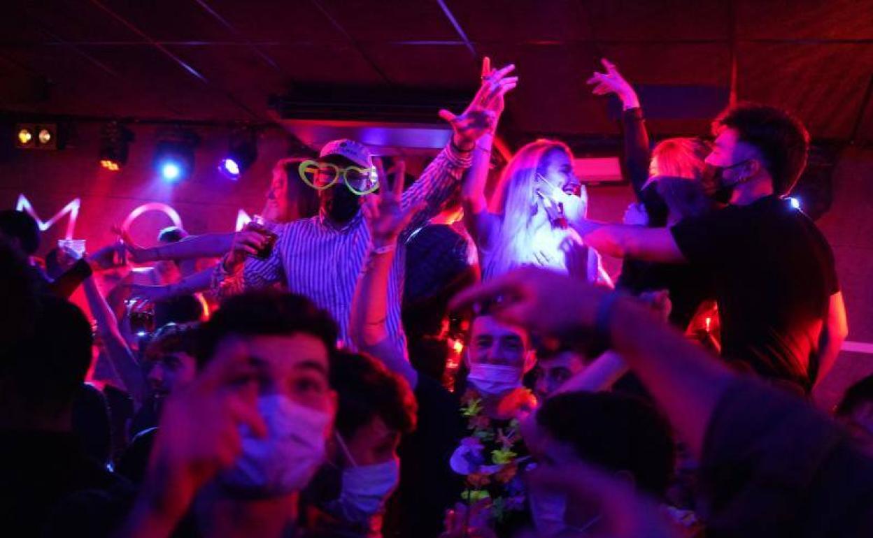 En Canarias existe al menos una denuncia por la oleada de 'pinchazos' a mujeres jóvenes