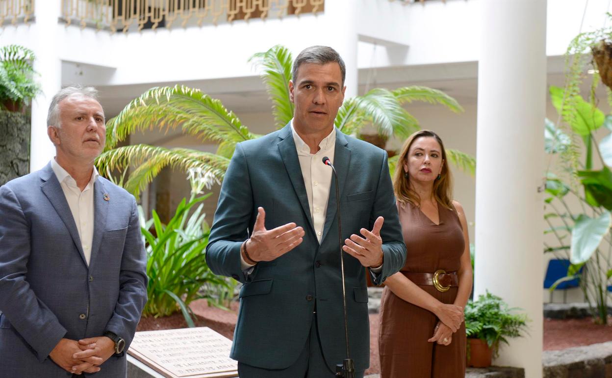 Pedro Sánchez, en rueda de prensa junto al presidente autonómico, Ángel Víctor Torres, y la presidenta insular, Dolores Corujo.