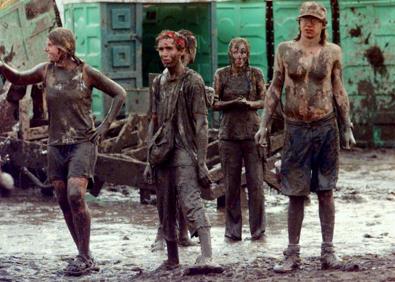 Imagen secundaria 1 - Arriba, la desoladora imagen después del festival; debajo, la chavalada disfrutando de las aguas fecales y Fred Durst disfrutando de su ego.