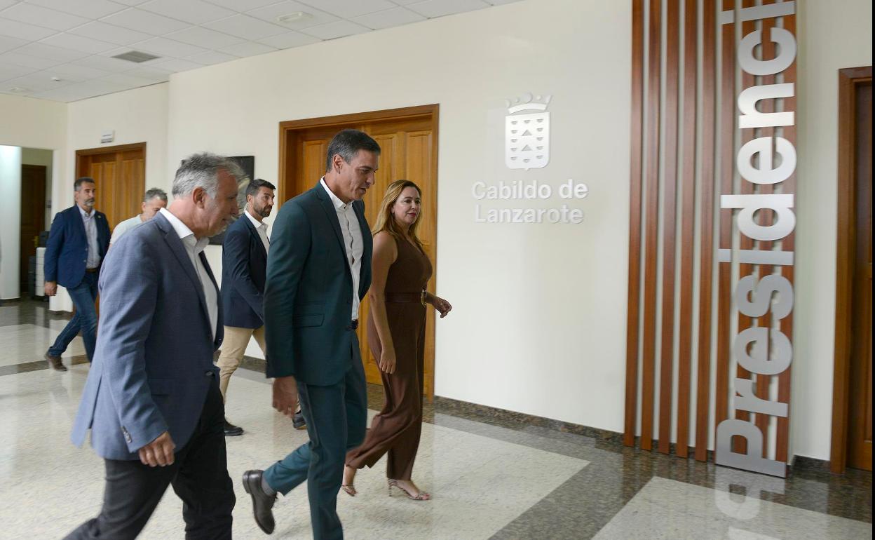 Torres, Sánchez y Corujo, a su entrada al Cabildo de Lanzarote este lunes. 