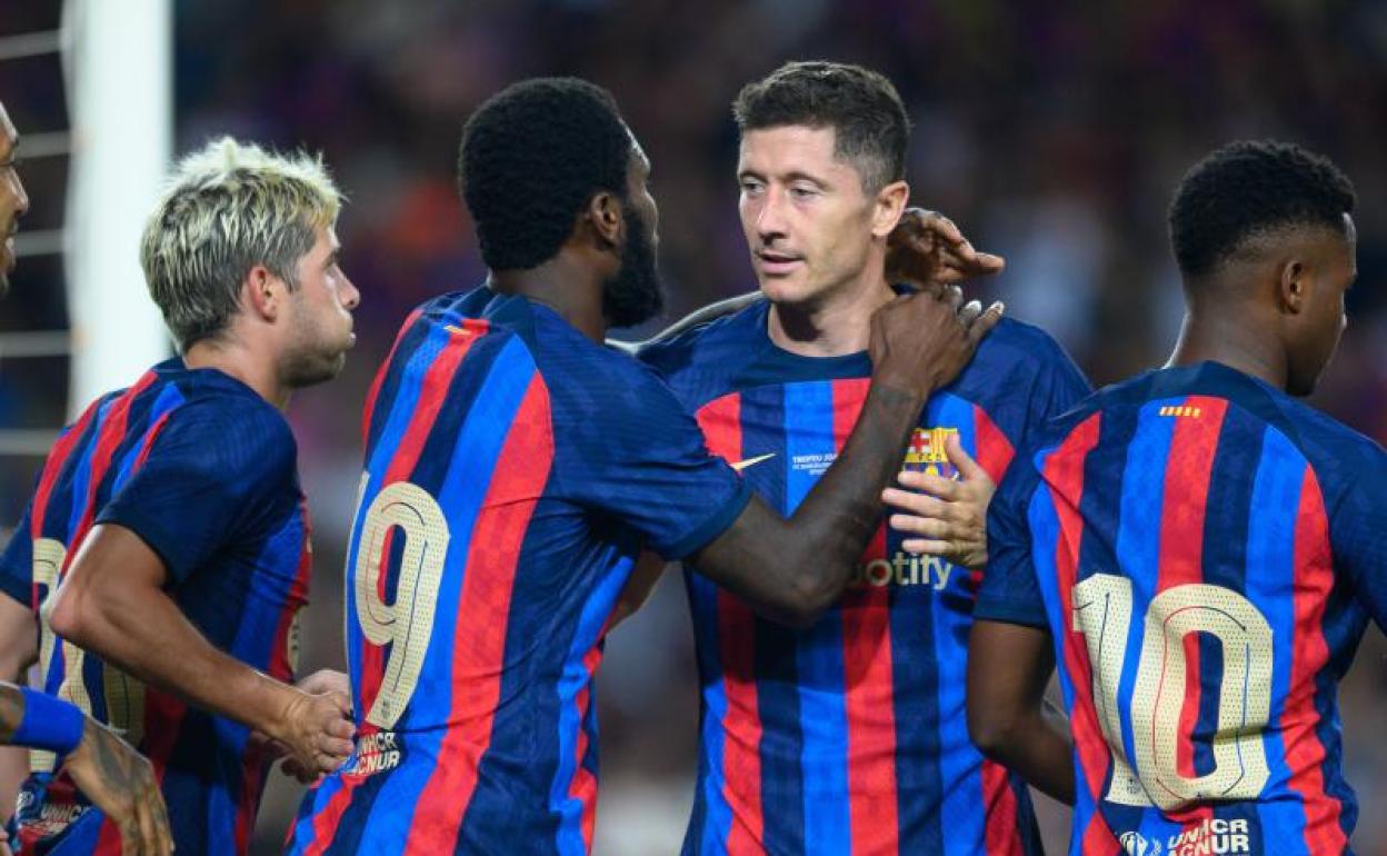 Los jugadores del Barça celebran uno de los goles del Gamper.