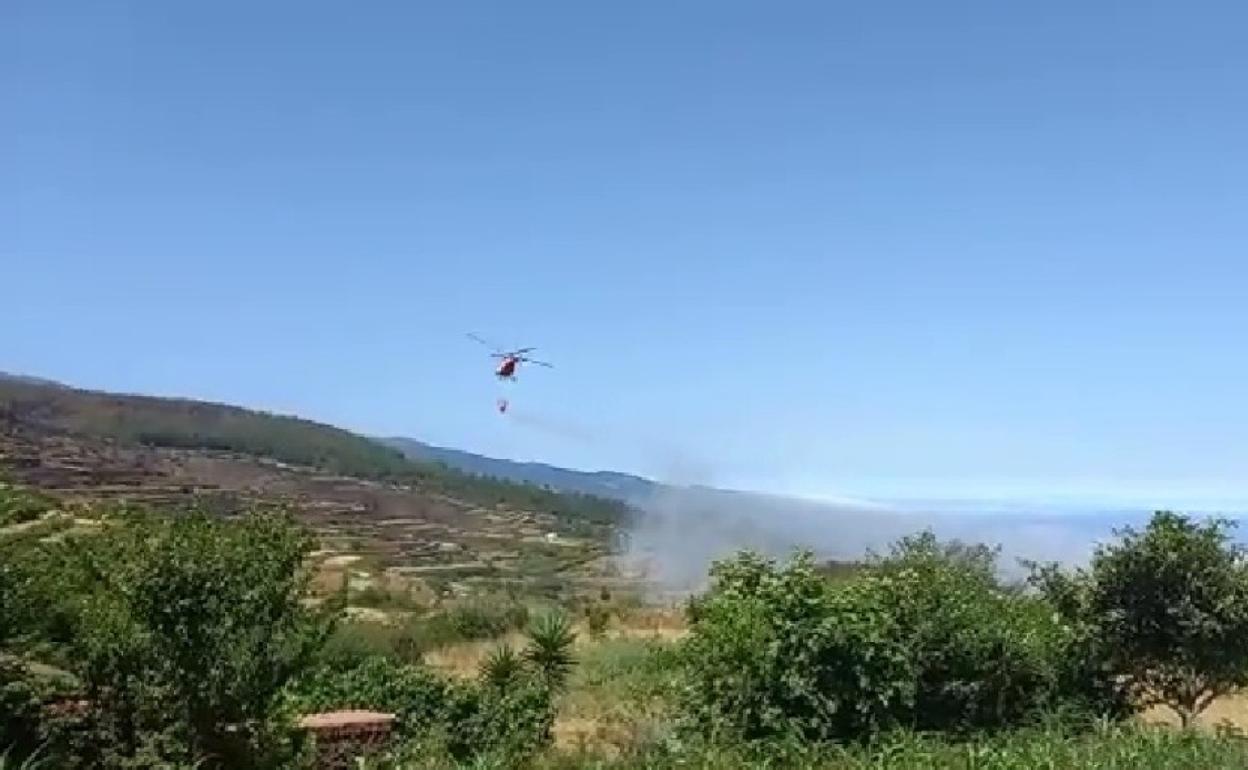 Imagen de uno de los helicópteros en el lugar del incendio. 