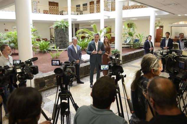 Fotos: La reunión y posterior comparecencia de Sánchez y Torres en Lanzarote, en imágenes