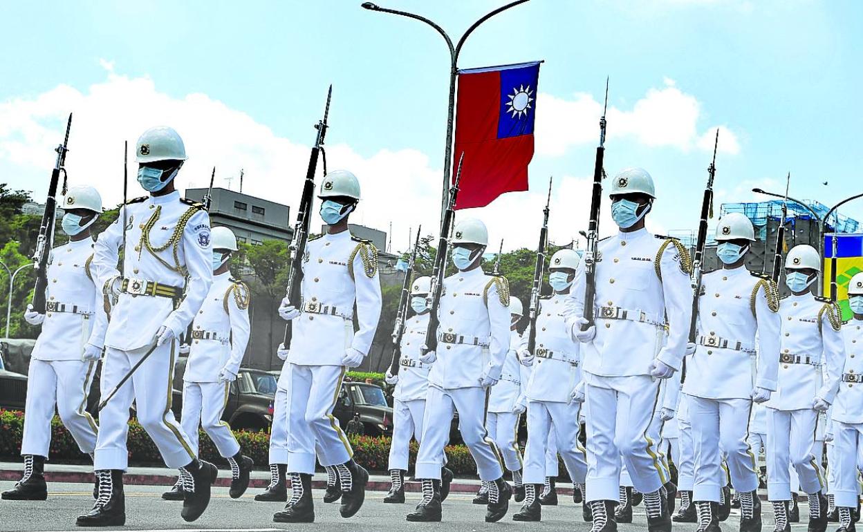 Miembros de la Guardia de Honor de Taiwán durante una ceremonia de recibimiento al primer ministro de San Vicente y las Granadinas, Ralph Gonsalves, este lunes en Taipéi 
