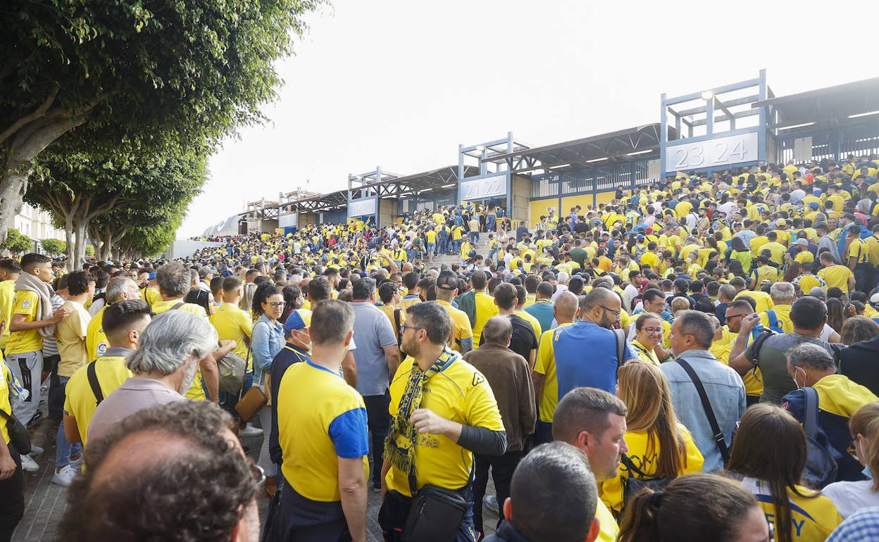 Aglomeración de seguidores para acceder al estadio la campaña pasada. 