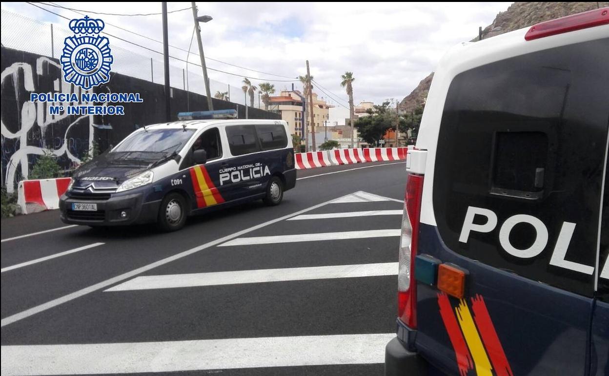 Detienen a una pareja que asaltó a una paciente en el exterior del HUC