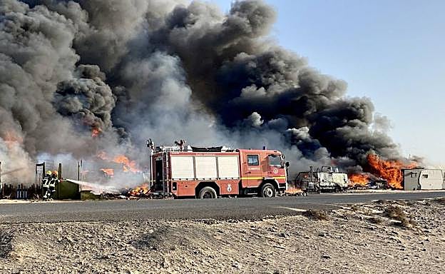 Imagen principal - Imágenes del fuego y la gran columna de humo que genera. 