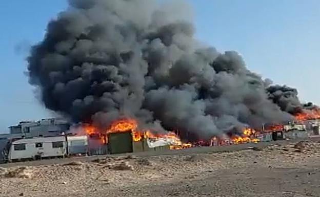 Se desata un importante incendio en una zona de caravanas de Punta de Jandía