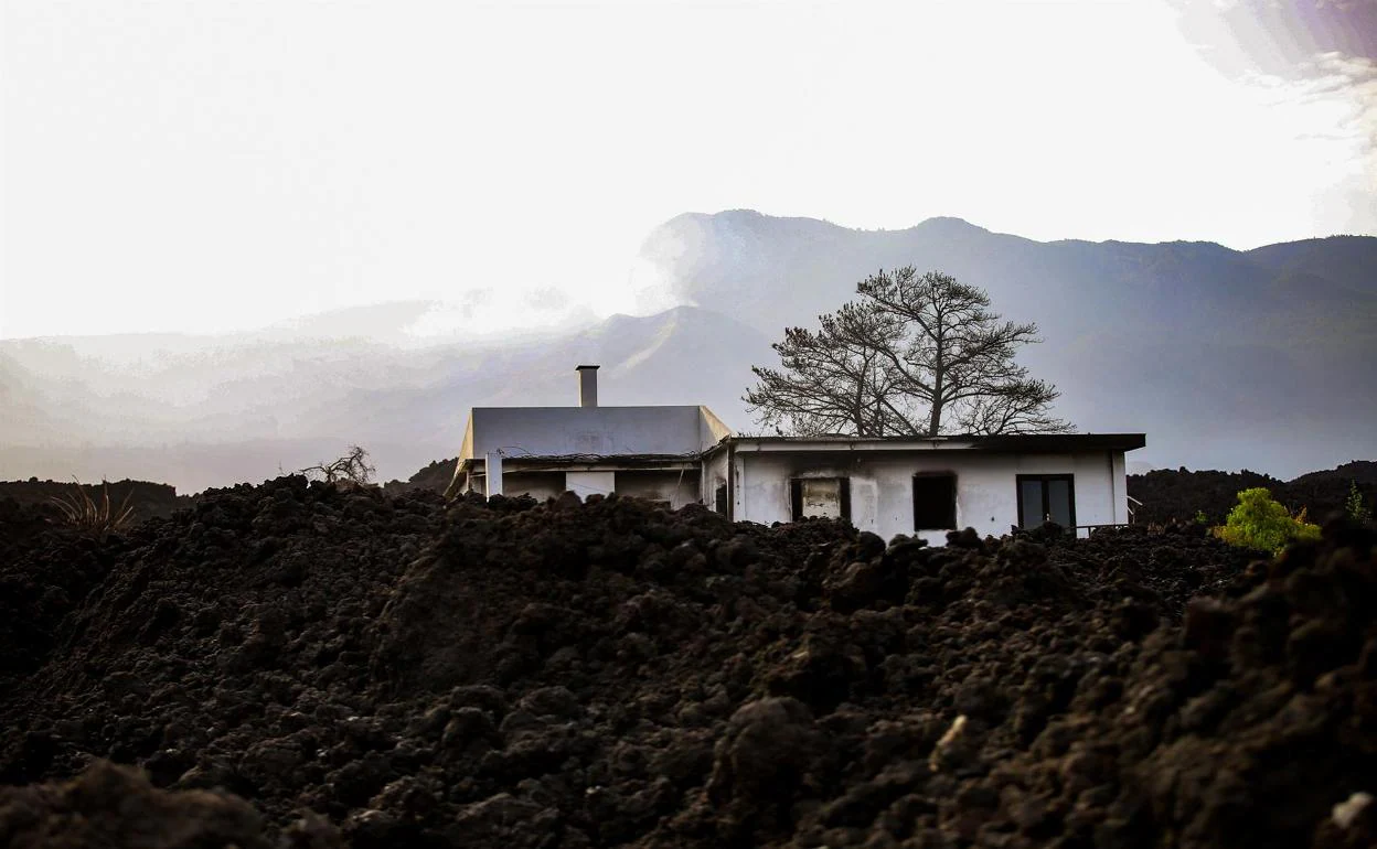 Una casa sepultada por la lava en La Palma. 