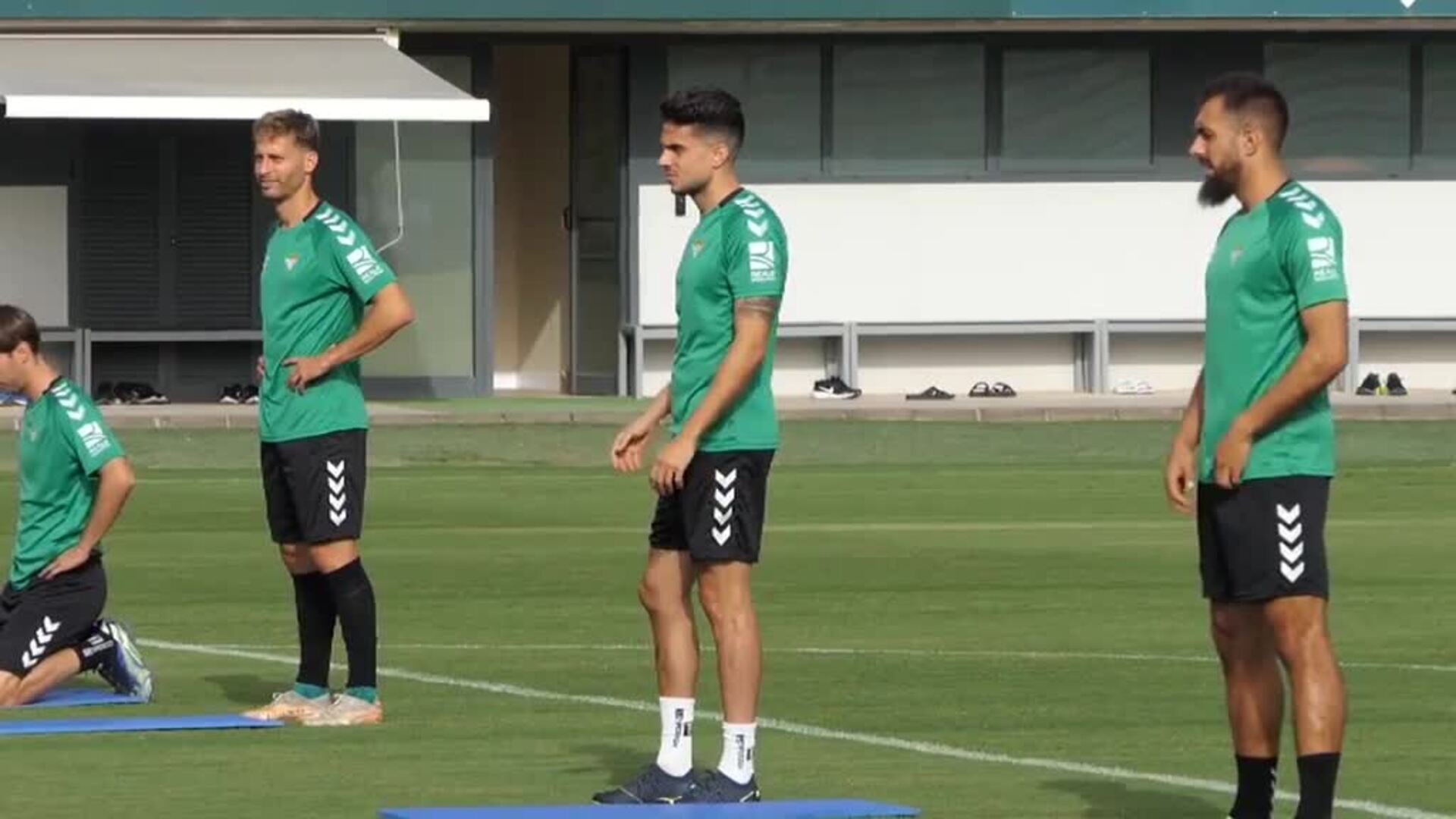 Bartra entrena con normalidad con el Betis en medio de los rumores sobre su marcha