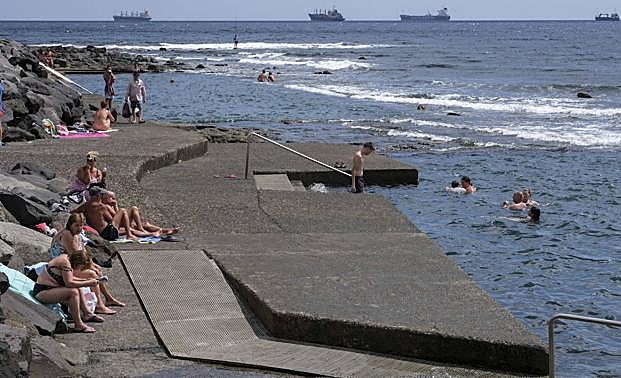 Imagen principal - El PP denuncia el abandono de las playas de la capital grancanaria
