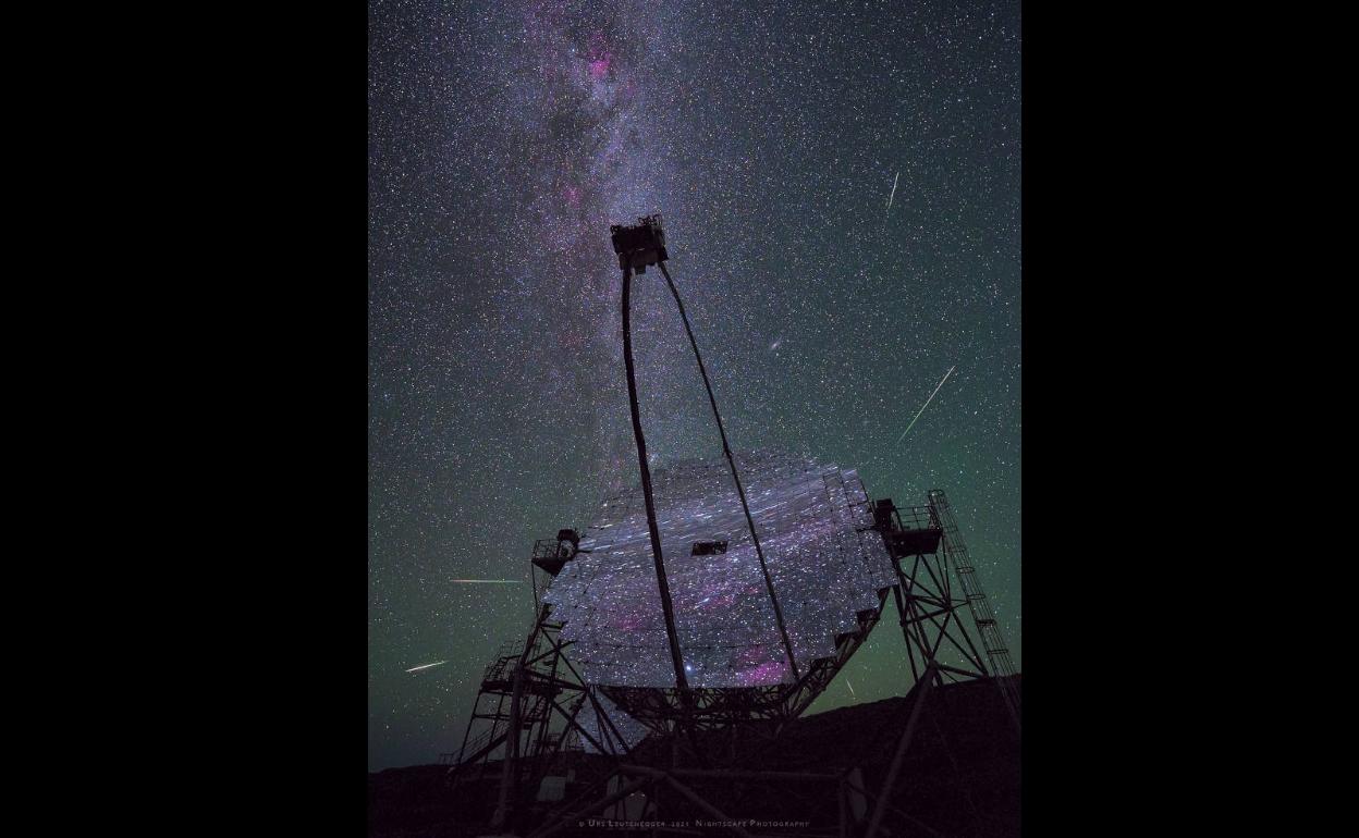 La lluvia de estrellas reflejada en los espejos del telescopio MAGIC. 