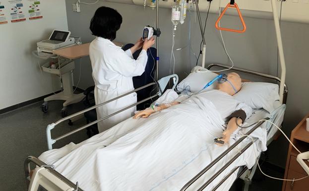 En el centro de simulación del Hospital Álvarez Buylla atienden a un maniquí, del popular modelo 'Skill trainer', en una habitación real en una planta real.