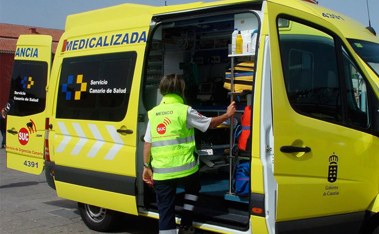 Un hombre cae entre unas rocas cerca del muelle de Mogán