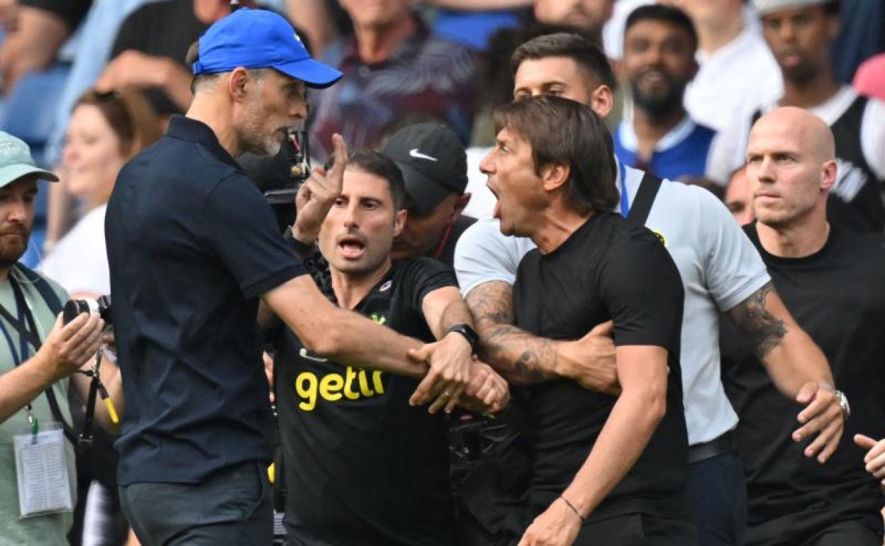 Thomas Tuchel y Antonio Conte se enzarzan en Stamford Bridge. 