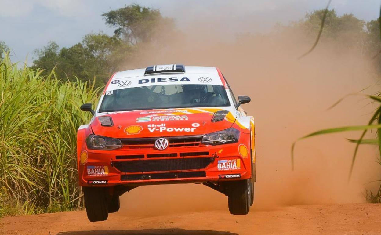 El VW Polo GTI R5 con el que compitió Peñate en Paraguay a la derecha de Domínguez. 