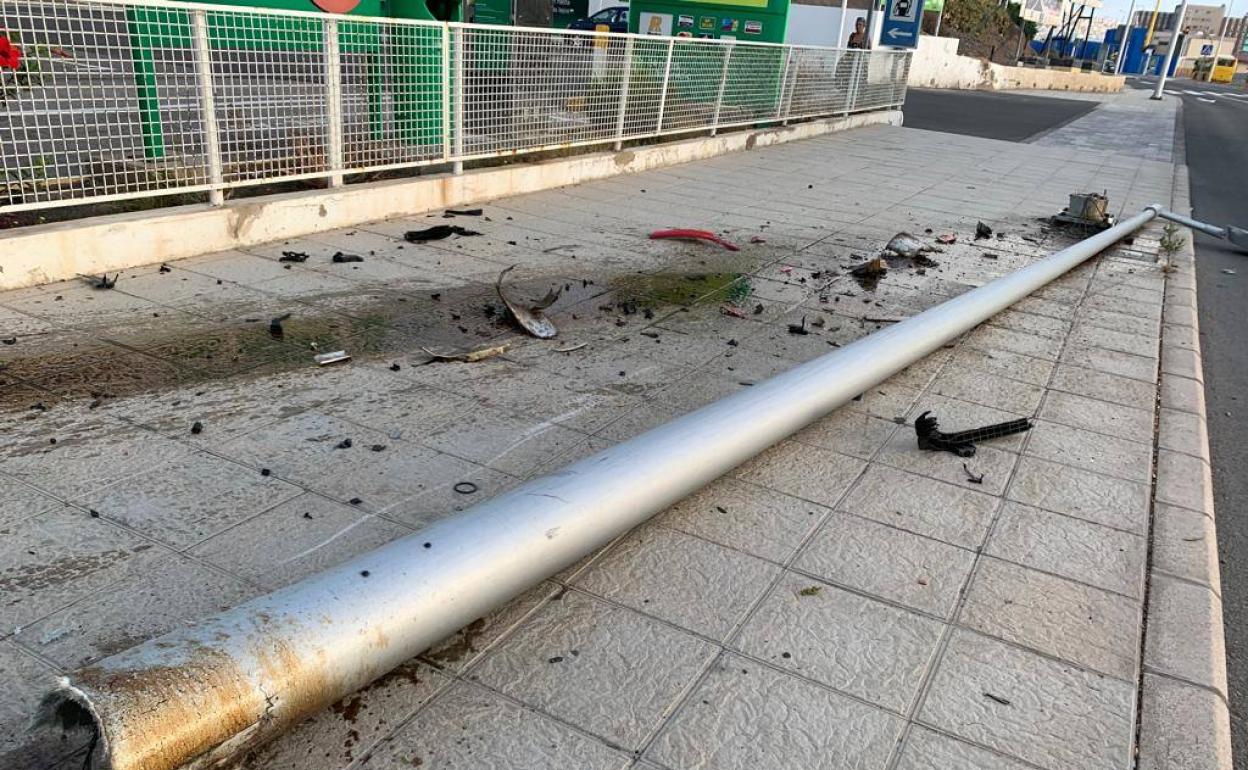 Colisiona contra varios contenedores y tumba una farola en la capital grancanaria