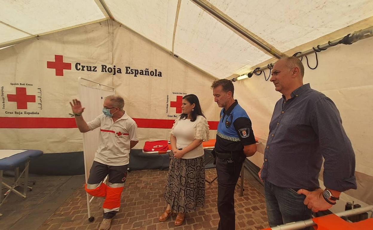 La alcaldesa de Candelaria, Mari Brito, visita el hospital de campaña instalado por Cruz Roja Española. 