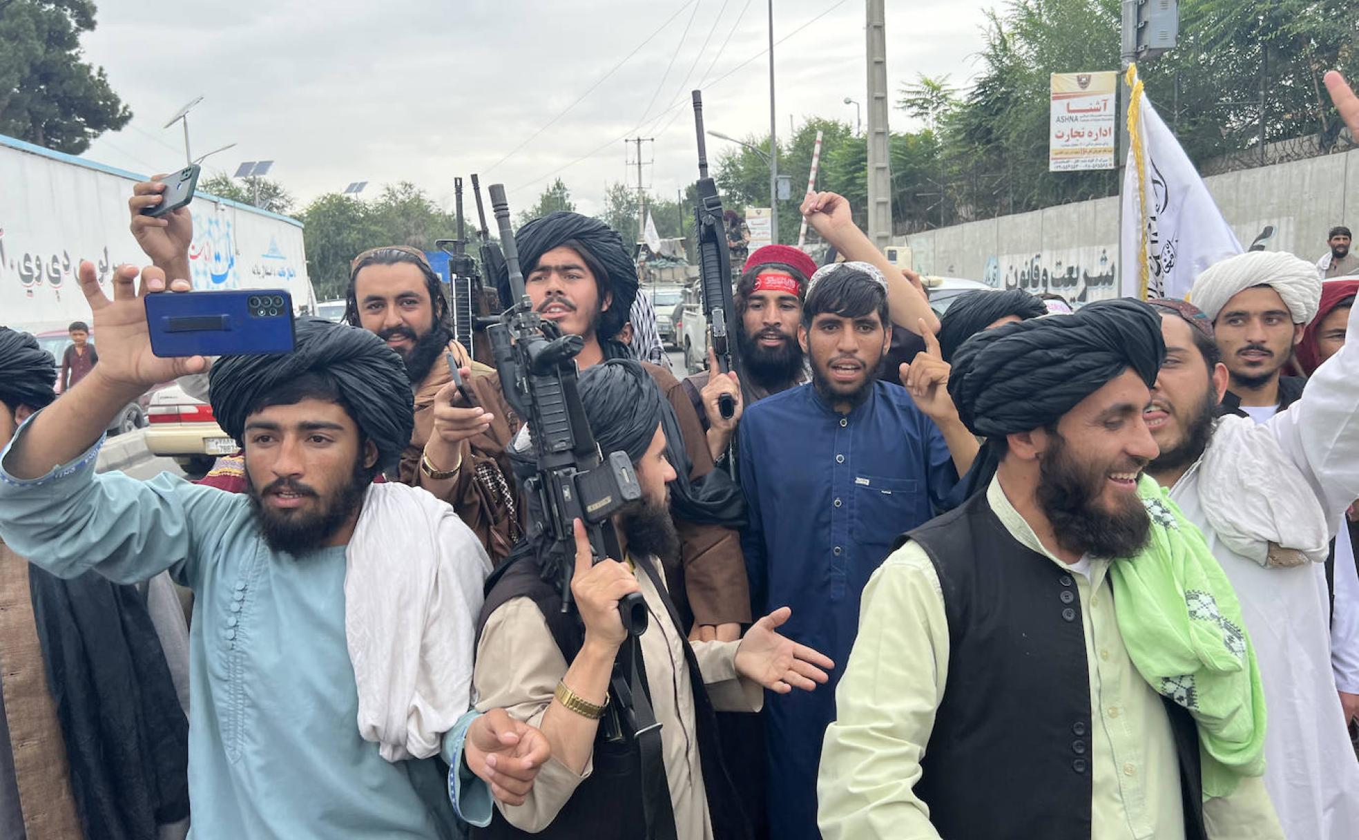 Simpatizantes del movimiento talibán festejan el aniversario de la toma de Kabul. 